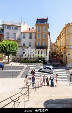 I turisti a fondo di passi sulla strada nel centro di Grasse, Provenza, a decidere dove andare avanti. Foto Stock