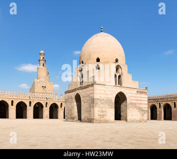 Il cortile di Ibn Tulun la moschea, Il Cairo, Egitto. Vista che mostra l'abluzione fontana e il minareto. La moschea è la più grande in Cairo e può essere th Foto Stock