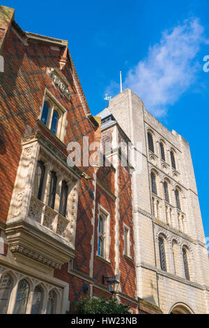 Bury St Edmunds Suffolk, il Vittoriano Tudor-Gothic Savings Bank House situato accanto al XI secolo la torre normanna gatehouse in Bury St Edmunds, Regno Unito. Foto Stock