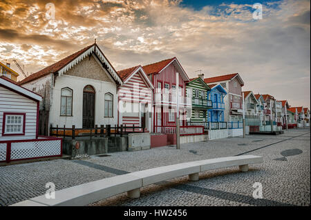 Costa Nova do Prado ( Portogallo) famosa casa Palheiros con le loro case con strisce colorate derivate da originali case in legno dei pescatori, famosa Foto Stock