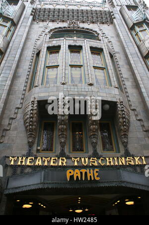 La facciata esterna del cinema Pathé Tuschinski, un Art Nouveau film theatre in Amsterdam, Paesi Bassi. Foto Stock