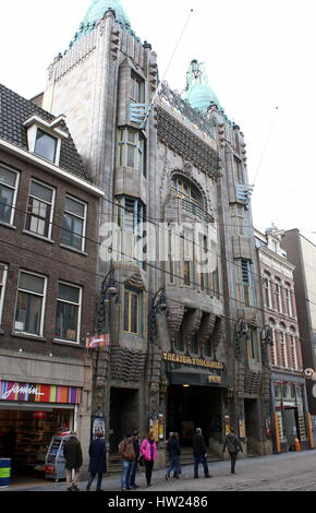 La facciata esterna del cinema Pathé Tuschinski, un Art Nouveau film theatre in Amsterdam, Paesi Bassi. Foto Stock