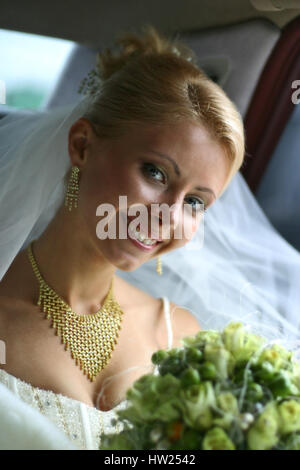 Bei sorrisi della sposa del biondo per la camera. La felice sposa. Foto Stock