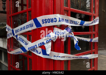 La polizia della scena del crimine il nastro avvolto intorno a un telefono rosso scatola in Soho il 8 marzo 2017, quartiere londinese di Westminster, Inghilterra. Foto Stock