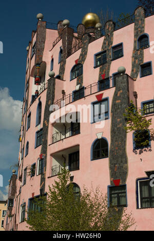 Die Grüne Zitadelle von Magdeburg è stato l'ultimo edificio progettati da Friedensreich Hundertwasser e fu terminato solo cinque anni dopo la sua morte Foto Stock