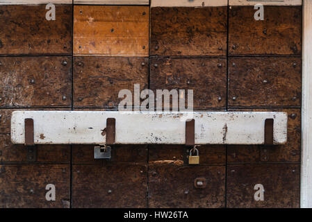 Chiusa la porta di legno con lucchetto e un bianco trave in legno come sfondo in Roma, Italia Foto Stock