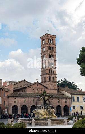 Fontana del Tritone con la chiesa di Santa Maria in Cosmedin a Roma, Italia. La chiesa è nota per contenere la famosa scultura La Bocca della Verita Foto Stock