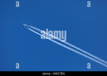 Una KLM Royal Dutch Airlines Boeing 747 ad alta altitudine attraversando il Southe Est dell' Inghilterra in rotta per il Suriname contro un cielo blu chiaro Foto Stock