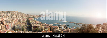 panoramic view of the Bay of Naples with Vesuvius in the background - It Foto Stock