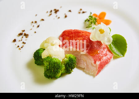 Il lutiano rosso con verdure. Dof poco profondo. Foto Stock