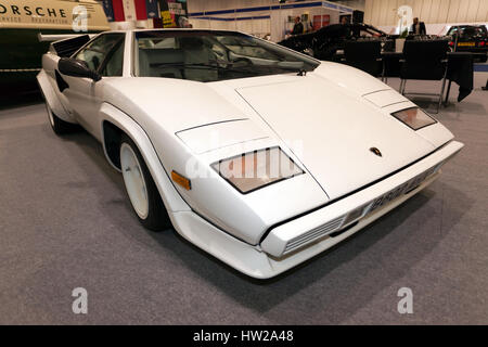 Un bianco, 1984, Lamborghini Countach, 5000S, sul display al London 2017 Classic Car Show Foto Stock