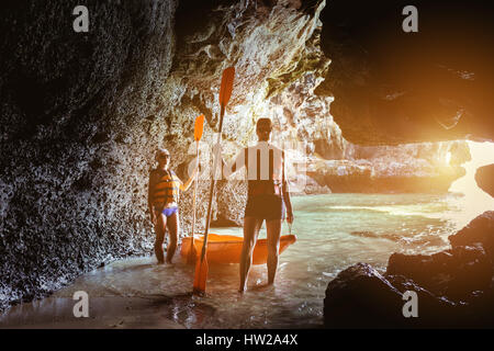 Paio di kayakers in grotta marina Foto Stock