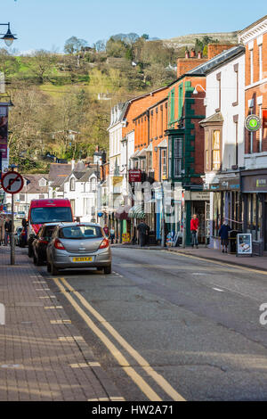 Castle Street o Heol y Castell in Llangollen North East Wales una famosa città per visitatori e turisti per il principale punto di attraversamento del fiume Dee Foto Stock