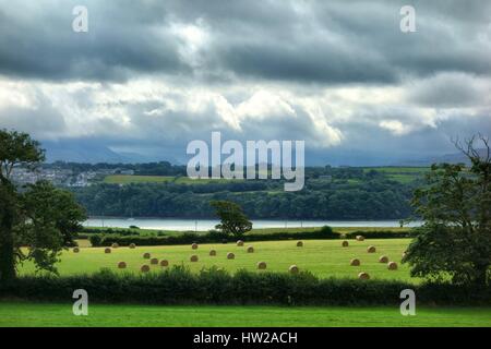 Guardando attraverso il Menai Straits da Anglesey alla terraferma. Foto Stock