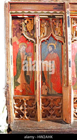 Una sezione di vecchi rood pannelli dello schermo nella parrocchia di Tutti i Santi a Morston, Norfolk, Inghilterra, Regno Unito. Foto Stock