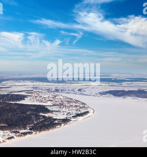 La Kama fiume in inverno, vista dall'alto Foto Stock