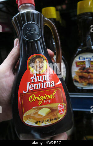 Bottiglia di sciroppo d'acero di zia Jemima, negozio di alimentari D'Agostino a New York City, Stati Uniti Foto Stock