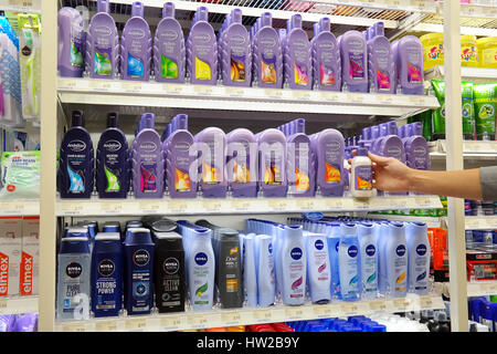 Corridoio con una varietà di prodotti per la cura dei capelli in un olandese Poiesz supermercato Foto Stock