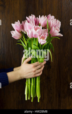Mazzo di fiori di tulipani rosa dono natura bellissima pianta freschi Foto Stock