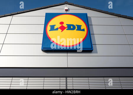Lidl segno a una filiale tedesca. Lidl è lo sconto più grande catena di supermercati in Europa. Foto Stock