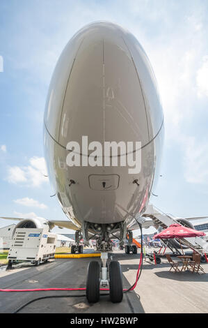 Vista astratta del nuovo Airbus A350 aereo di linea sul display statico all'Airshow di Farnborough, Regno Unito Foto Stock