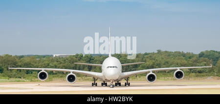 Panoramic Airbus A380 aereo jet in rullaggio a l'Airshow di Farnborough, Hampshire, Regno Unito Foto Stock