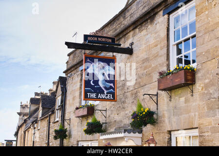 L'angelo pub segno. Burford. Cotswolds, Oxfordshire, Inghilterra Foto Stock