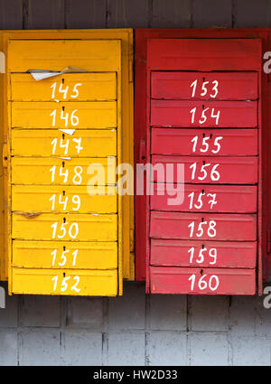 Giallo e rosso vecchio caselle di posta Foto Stock