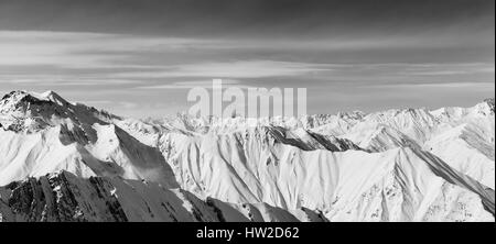 Bianco e nero panorama di montagne innevate in bel giorno d'inverno. Montagne del Caucaso, Georgia, regione Gudauri. Foto Stock