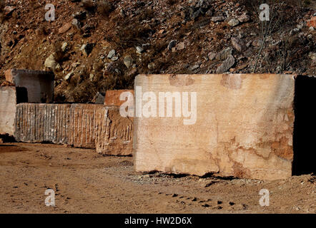 Enorme cava di marmo con blocchi di marmo estratto dalla montagna e sagomata Foto Stock