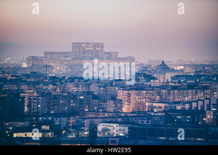 Vista di Bucarest al crepuscolo Foto Stock