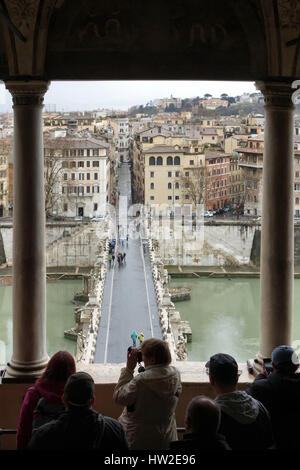 Roma, Italia - 5 Marzo 2017: gruppo turistico a Sant Angelo prendere le foto di Sant Angelo Bridge in un giorno di pioggia Foto Stock