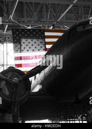 Un vintage in bianco e nero in aereo in una gruccia con la bandiera americana. Foto Stock