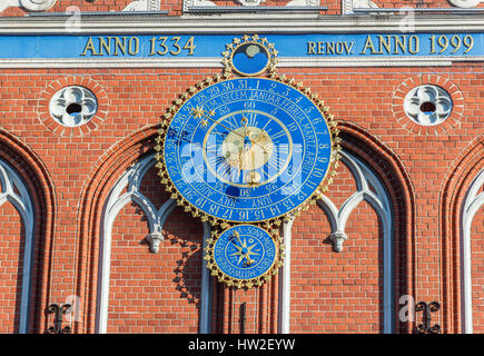 Dettagli della facciata anteriore con orologio-calendario della Casa delle Teste Nere edificio sulla Città Vecchia di Riga, la città capitale della Repubblica di Lettonia Foto Stock