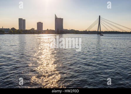 Cavo Vansu-alloggiato ponte sul fiume Daugava (anche chiamato Western Dvina) nella riga, città capitale della Repubblica di Lettonia Foto Stock