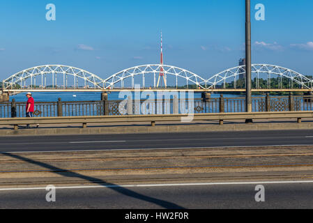 Stazione Ponte sul Fiume Daugava (Western Dvina) nella riga, città capitale della Lettonia. Vista dal ponte di pietra con radio e TV Tower su sfondo Foto Stock