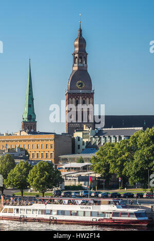 Il campanile della cattedrale di Riga sulla Città Vecchia di Riga, la città capitale della Repubblica di Lettonia. Saint James Cathedral guglia sullo sfondo Foto Stock