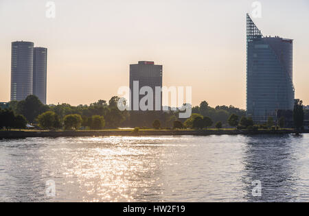 Edifici per uffici oltre il Fiume Daugava (anche chiamato Western Dvina) nella riga, città capitale della Repubblica di Lettonia Foto Stock