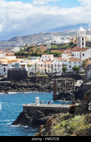 Oceano e villaggio costiero in Garachico Tenerife Foto Stock