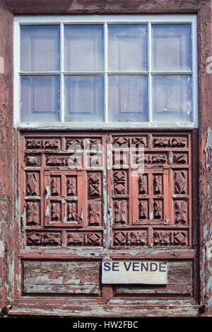 Vecchia porta di legno / finestra e per segno di vendita Foto Stock