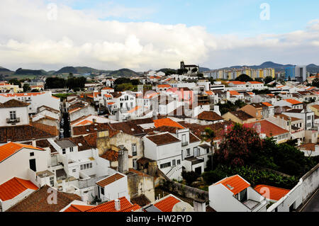 Guarda le case di Horta con pareti bianche e tetti rossi, Ponta Delgada, isola Sao Miguel, Azzorre, Portogallo Foto Stock