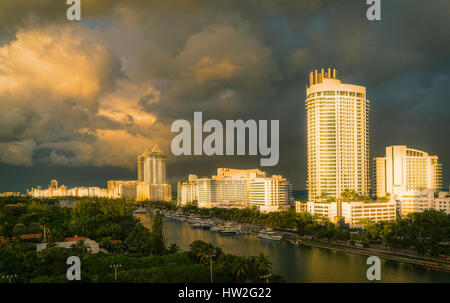 Tramonto su barche a livello urbano waterfront Foto Stock