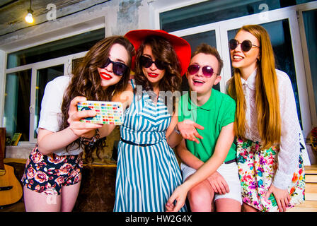 Moda amici caucasici in posa per telefono cellulare selfie Foto Stock