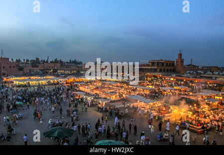 La Jemaa El Fnaa al tramonto - Marrakech, Marocco Foto Stock