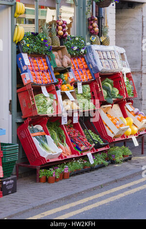 Tradizionale di frutta fresca e verdura display sul marciapiede al di fuori di una piccola società britannica indipendente green fruttivendolo a Llangollen Galles del Nord Foto Stock