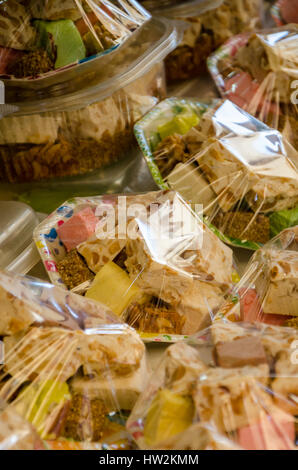 Colorato e arabo dolci caramelle confezionate in plastica in vendita nei souk di Fez, Marocco Foto Stock