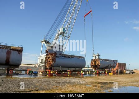 Sommergibile Merseytravel U 534 viene tagliato in pezzi a Birkenhead docks. Ora è una visualizzazione statica a Woodside ferry terminal in Birkenhead. Foto Stock