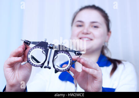 All'ottico optometrista holding messbrille in Oftalmologia Clinica Foto Stock