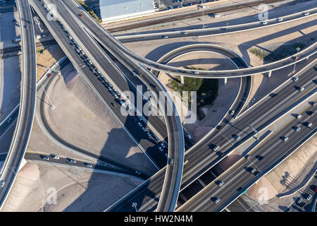 Vista aerea del centro di Las Vegas interstate 15 Interscambio superstrada conosciuto localmente come gli spaghetti bowl. Foto Stock