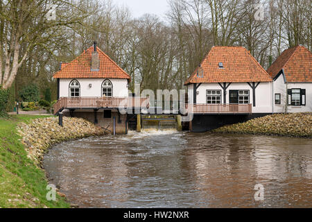 Il recentemente restaurato storico mulino ad acqua denominato Olliemölle o Den Helder nel flusso del fiume il Boven-Slinge in Winterswijk in casale il Foto Stock